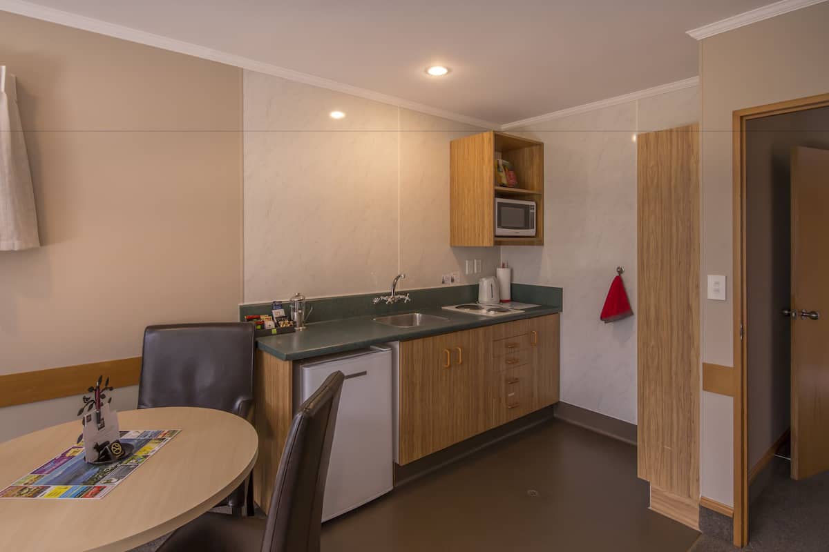 apartment, 1 bedroom | private kitchenette | fridge, microwave, electric kettle, toaster