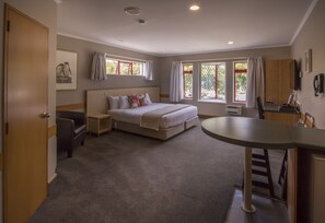 Studio | Premium bedding, desk, blackout drapes, iron/ironing board - Amross Court Motor Lodge (Christchurch)