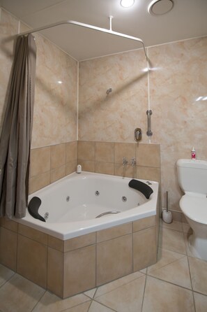 Studio, Jetted Tub | Peralatan tempat tidur premium, meja, langsir/tirai gelap terus 