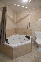 开间, 按摩浴缸 | 高档床上用品、办公桌、遮光窗帘、熨斗/熨衣板