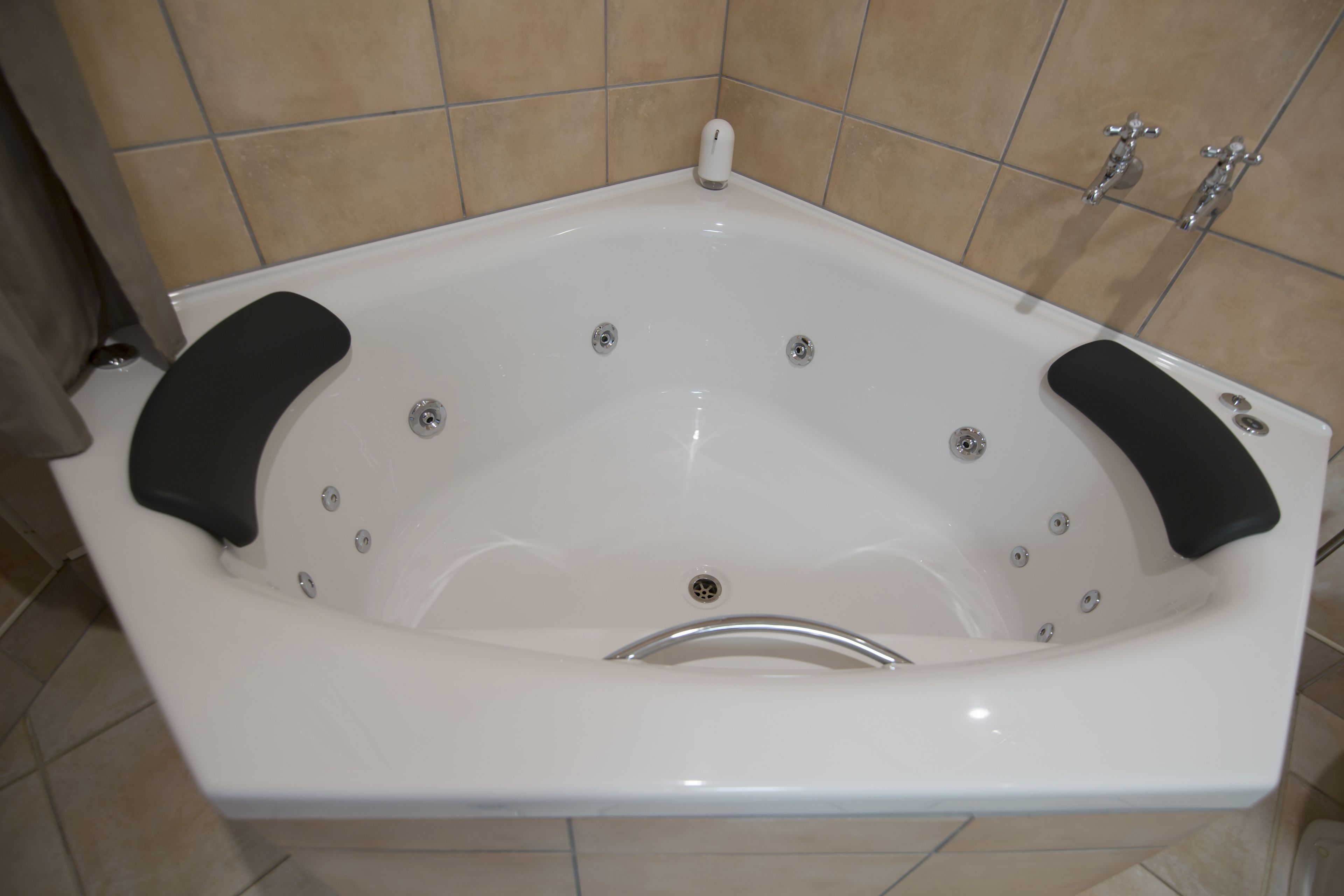 studio, jetted tub | jetted bathtub