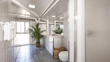 Zimmer, 2 Doppelbetten, Gemeinschaftsbad | Schallisolierte Zimmer, Bügeleisen/Bügelbrett, kostenloses WLAN