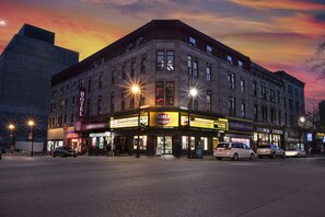 Front of property – evening/night - Hotel Quartier des Spectacles (Montreal)