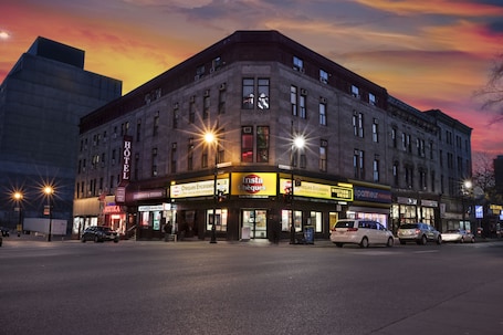 Fachada de la propiedad por la tarde o noche