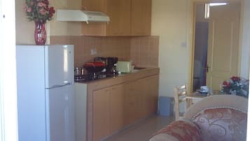 Standard Apartment, 1 Bedroom | Private kitchenette | Full-size fridge, microwave, coffee/tea maker, cookware/dishes/utensils