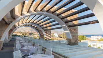 5 restaurantes, se sirven desayunos, comidas y cocina internacional