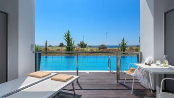 Junior suite, toegang tot zwembad, uitzicht op zee | 1 slaapkamer, een gratis minibar, een kluis op de kamer