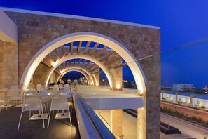 5 restaurants; breakfast, lunch, and dinner served
