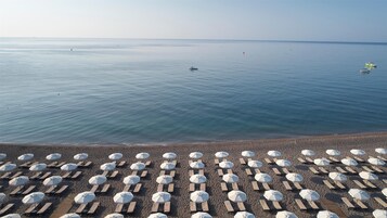 靠近海滩、沙滩椅、海滩遮阳伞、沙滩毛巾