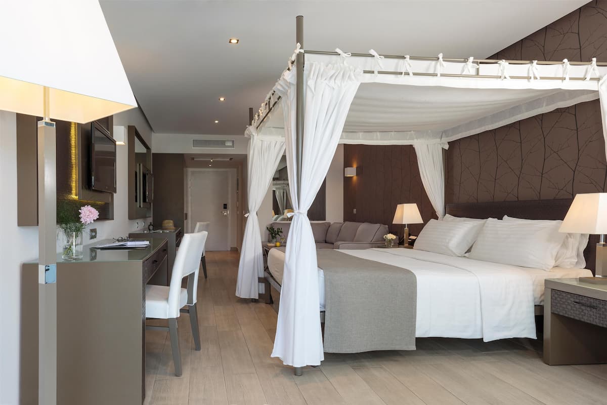 Junior suite, privézwembad, uitzicht op tuin | 1 slaapkamer, een gratis minibar, een kluis op de kamer