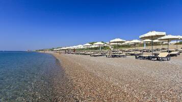 Una spiaggia nelle vicinanze, lettini da mare, ombrelloni