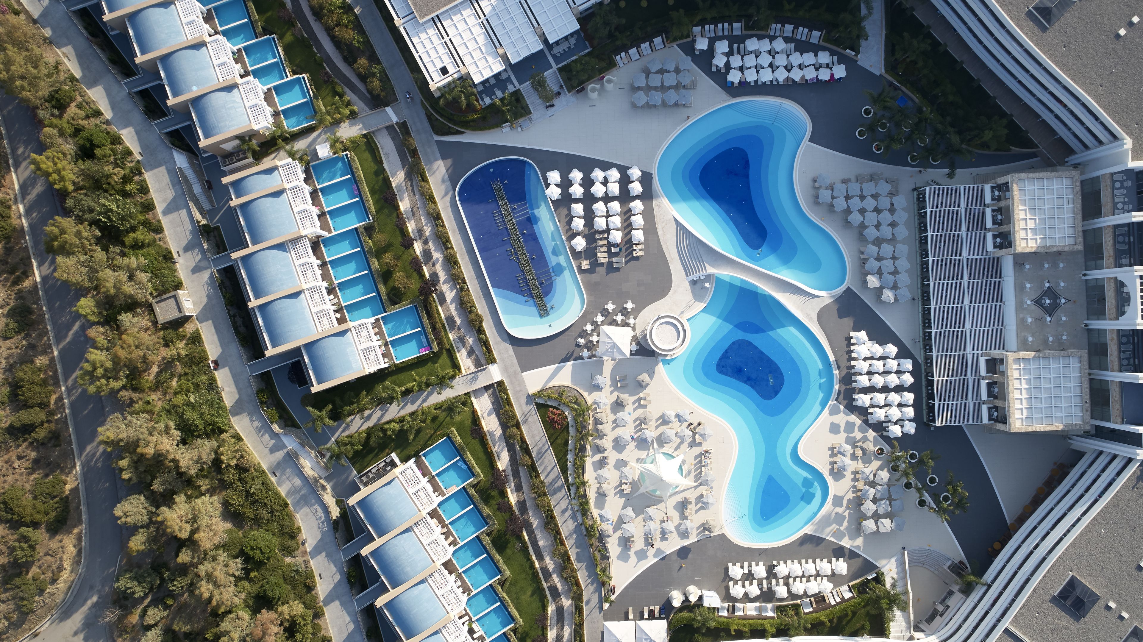 Piscine couverte, piscine extérieure, parasols de plage, chaises longues