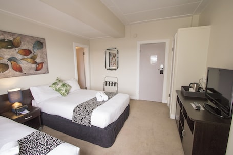 Twin, Double & Single Ensuite | In-room safe, free WiFi, bed sheets