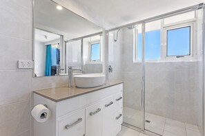 Superior Apartment, 2 Bedrooms, Ocean View | Bilik Mandi | Gabungan pancuran/tab mandi, pengering rambut, tuala disediakan 