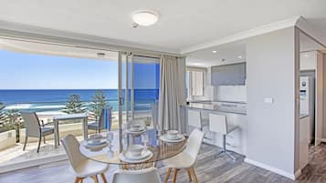 2 Bedroom Superior Apartment with Aircon & Ocean Views | In-room dining