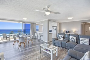 Living area - Southern Cross Beachfront Holiday Apartments (Burleigh Heads)
