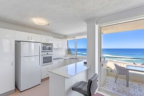 Standard-Apartment, 2 Schlafzimmer, Meerblick | Eigene Küche | Großer Kühlschrank, Mikrowelle, Herdplatte, Geschirrspüler