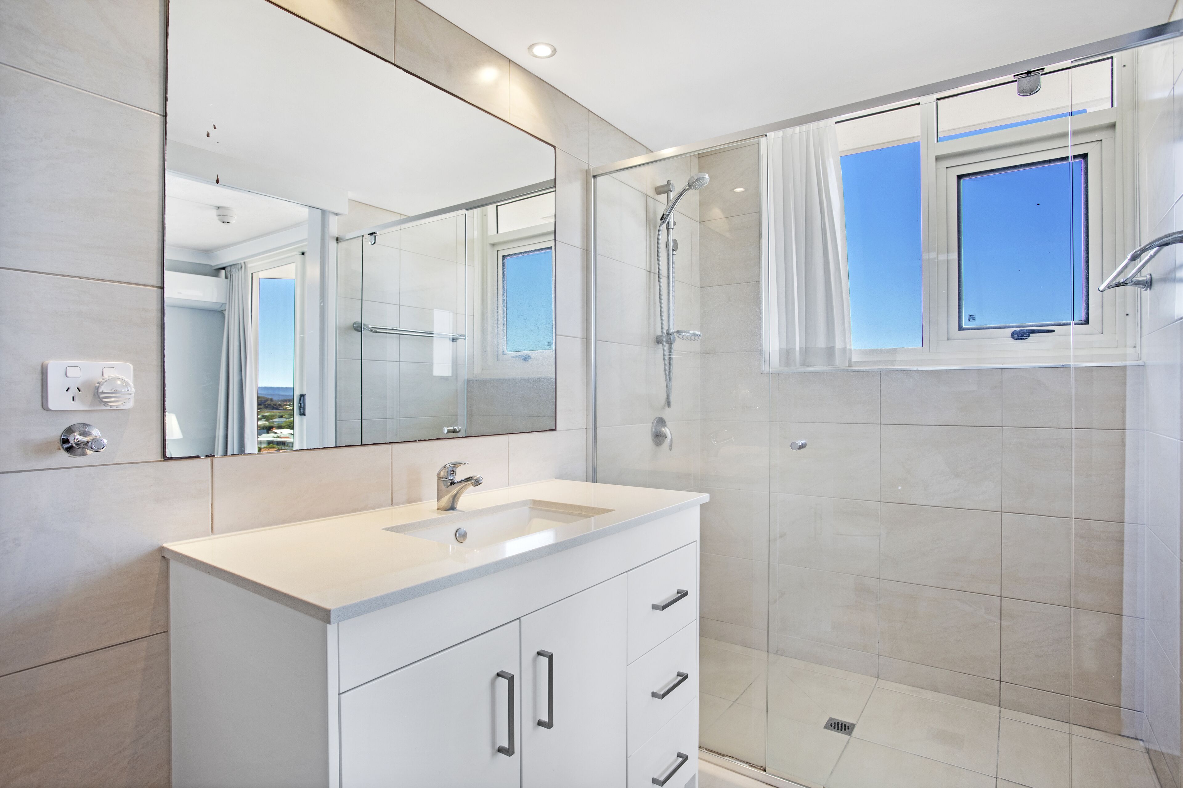 Southern Cross Beachfront Holiday Apartments — image 12