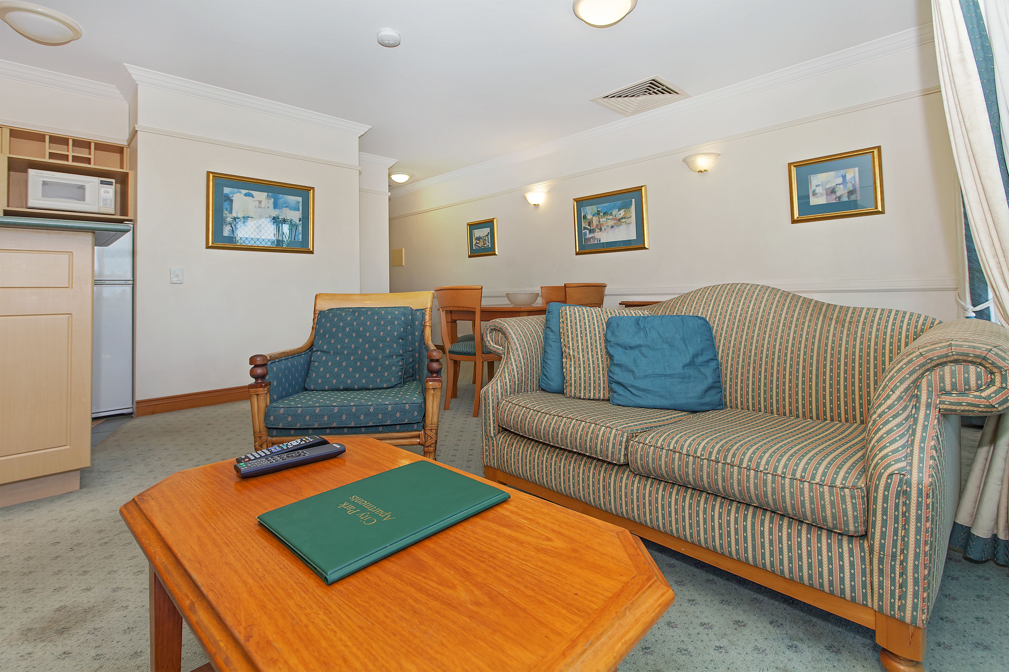 apartment, 2 bedrooms, 2 bathrooms | living area | flat-screen tv