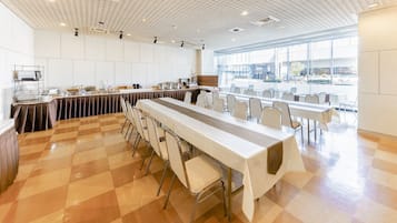 2 restauranter, frokost, lunsj og middag serveres, internasjonale retter