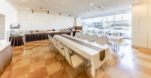 2 restaurantes, se sirven desayunos, comidas y cocina internacional