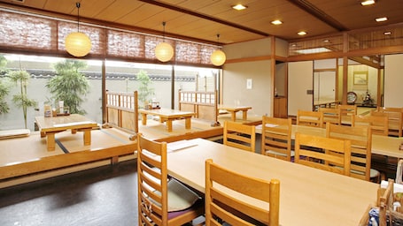 2 restaurantes; se sirve desayuno, almuerzo y cena; cocina internacional