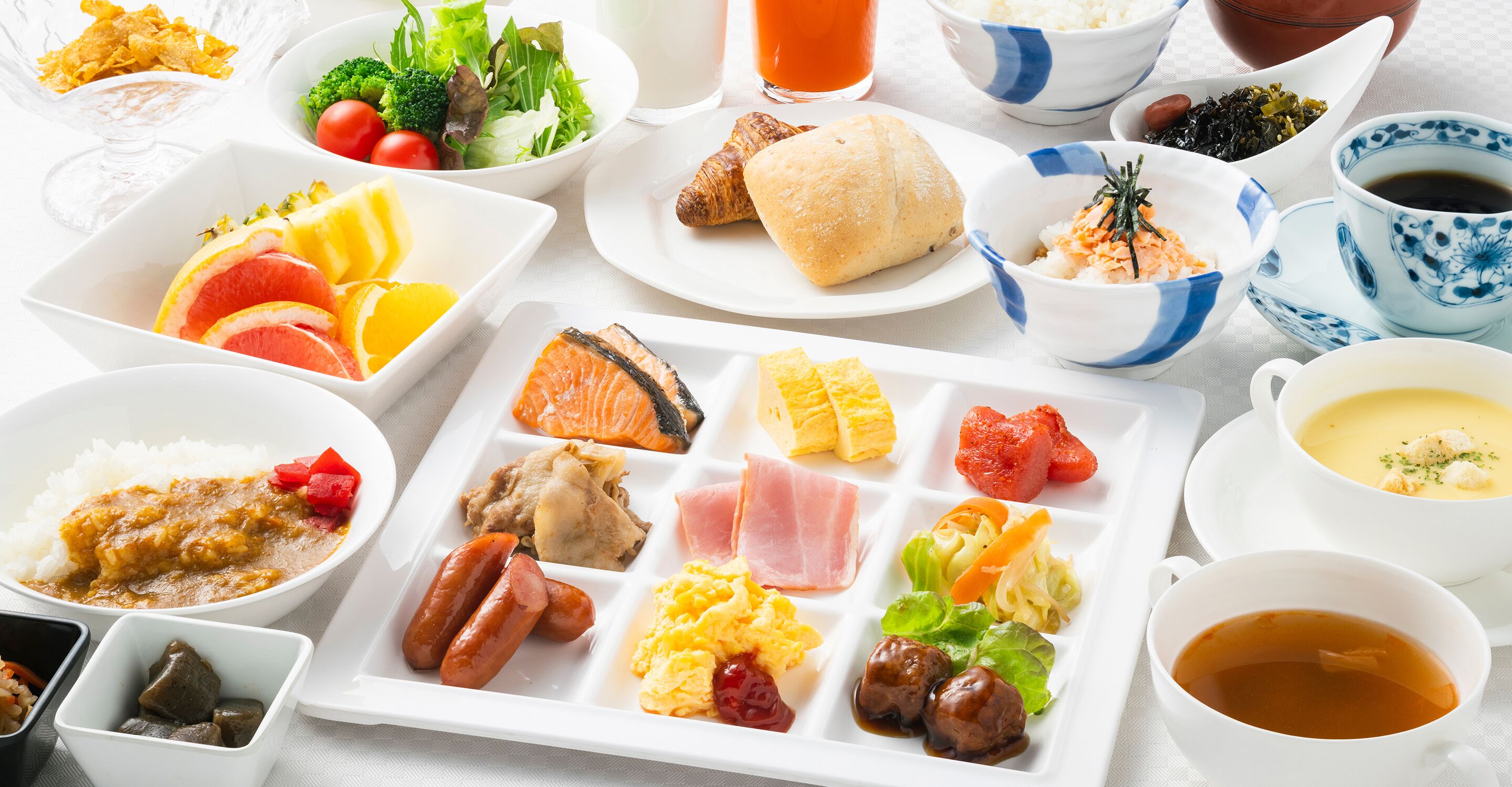 Daily buffet breakfast (JPY 1100 per person)