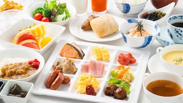 Daily buffet breakfast (JPY 1100 per person)