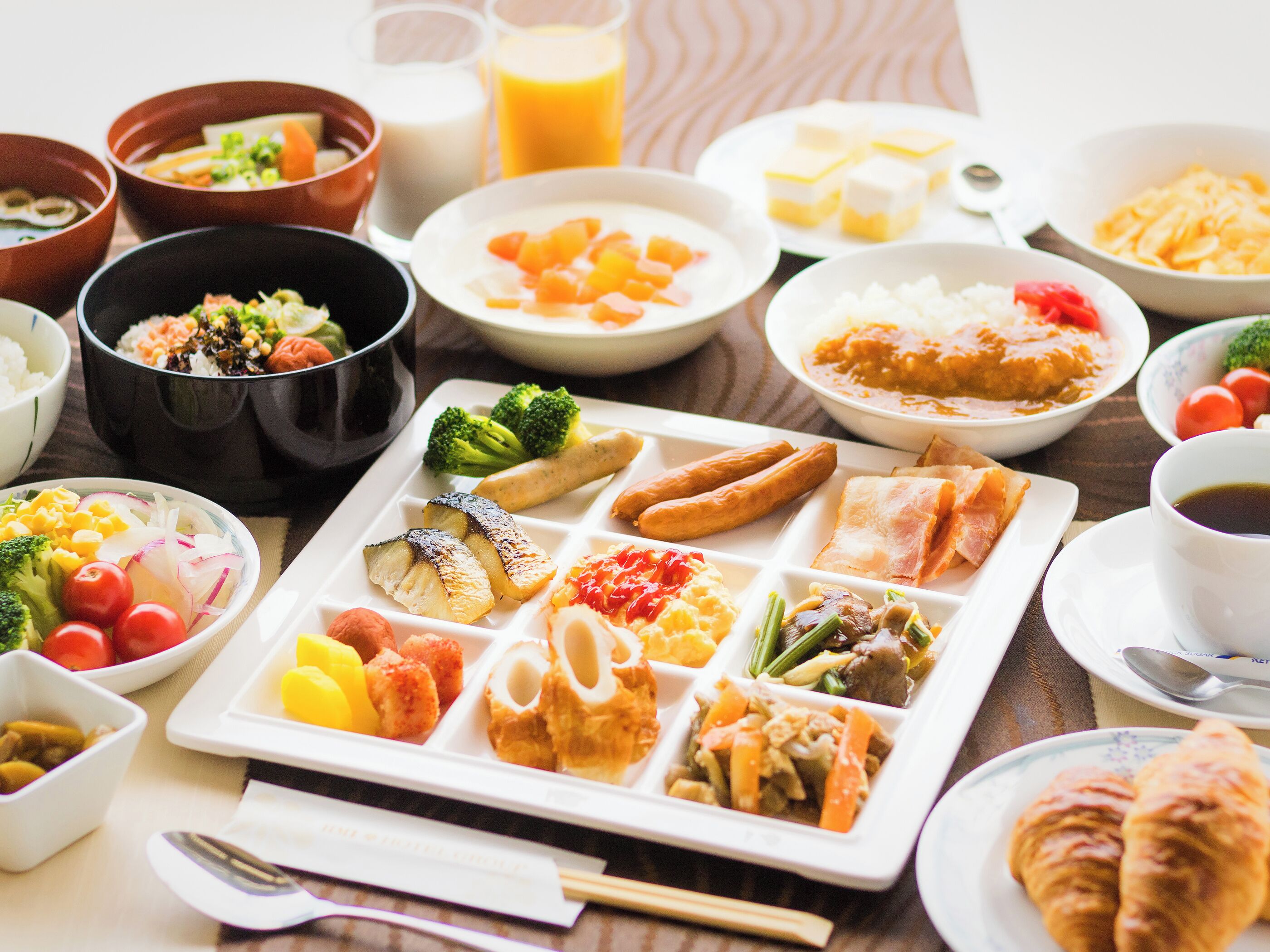 Daily buffet breakfast (JPY 1100 per person)