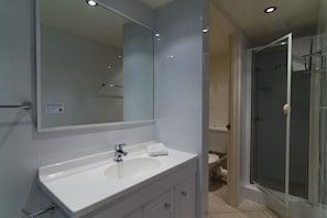 Apartment, 2 Bedrooms | Bathroom