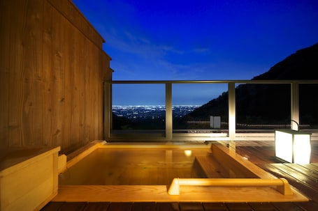 Executive Japanese Room (12.5 tatami mats+4 tatami mats out door bath) | 1 bedroom, in-room safe, free WiFi, bed sheets