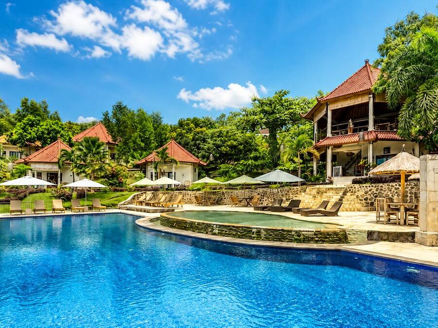 2 outdoor pools, pool loungers
