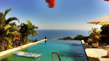 2 piscinas externas, espreguiçadeiras