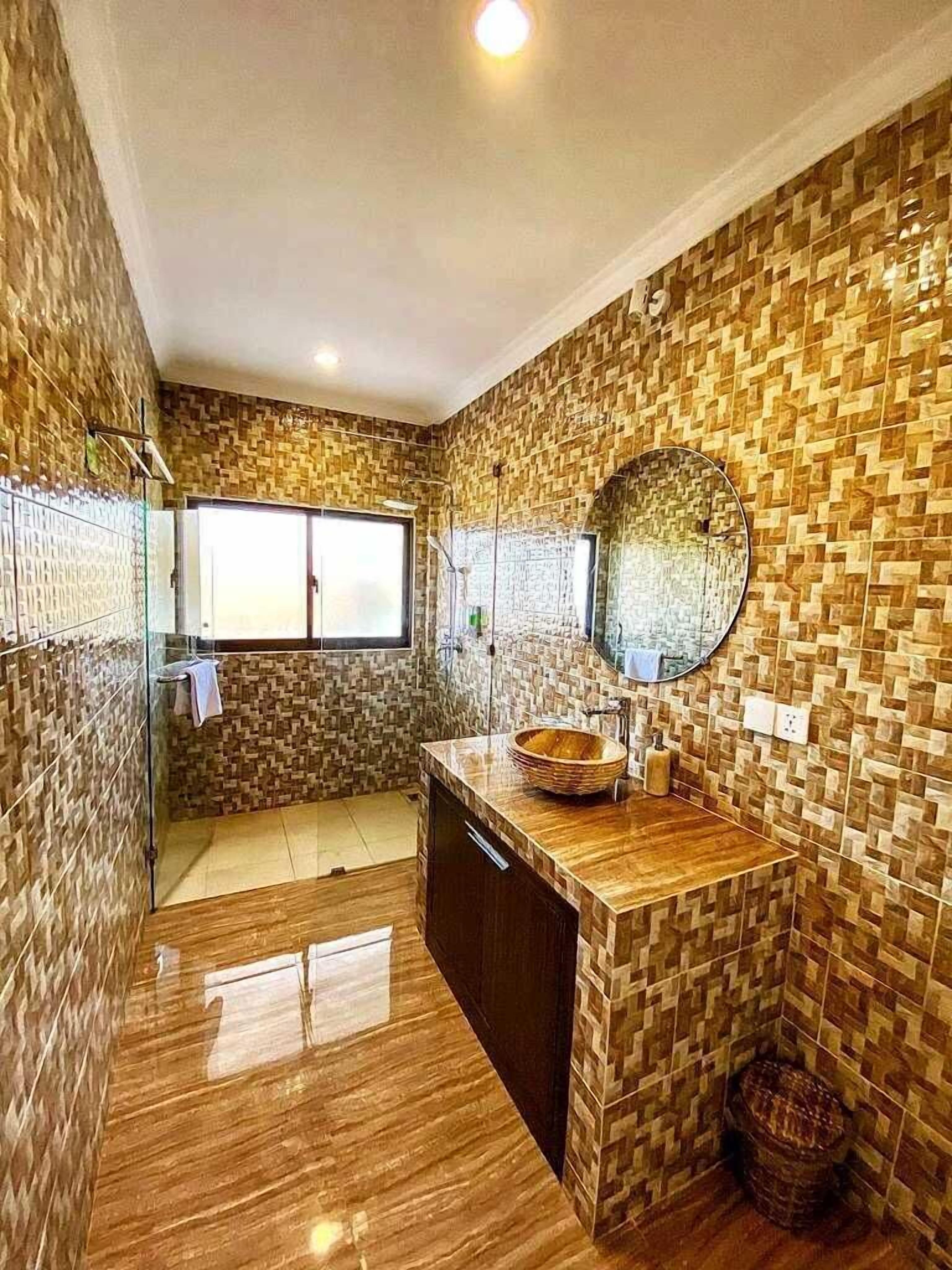 Deluxe Double Room | Bathroom | Shower, free toiletries, hair dryer, towels