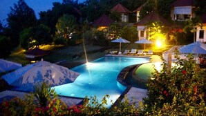 2 kolam renang outdoor, dengan kursi berjemur