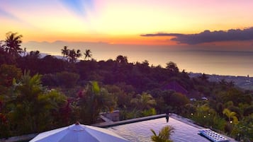 2 hồ bơi ngoài trời, ghế dài tắm nắng