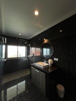 Habitación Deluxe doble | Baño | Ducha, artículos de higiene personal gratuitos y secador de pelo