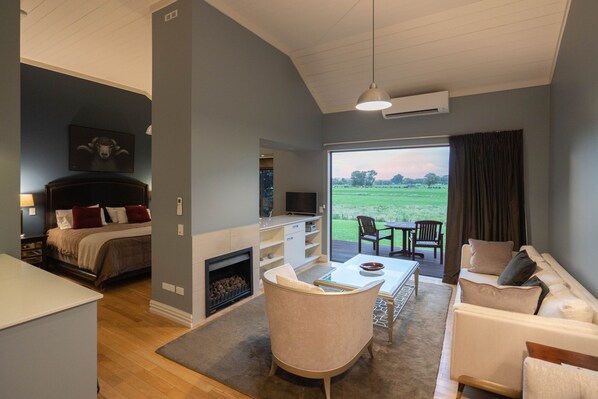 Garden Cottage with Hot Tub | Living area