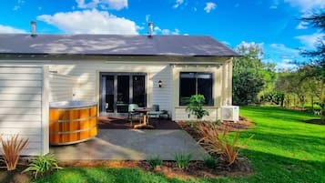 Garden Cottage with Hot Tub | 1 bedroom, premium bedding, blackout drapes, soundproofing