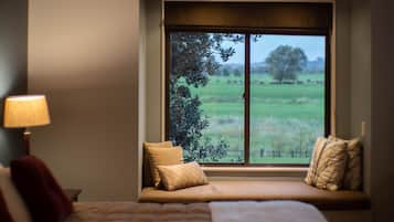 Garden Cottage with Hot Tub | 1 bedroom, premium bedding, blackout drapes, soundproofing