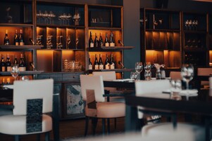 供应早餐、午餐和晚餐