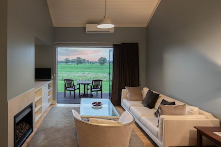 Garden Cottage with Hot Tub | Living area
