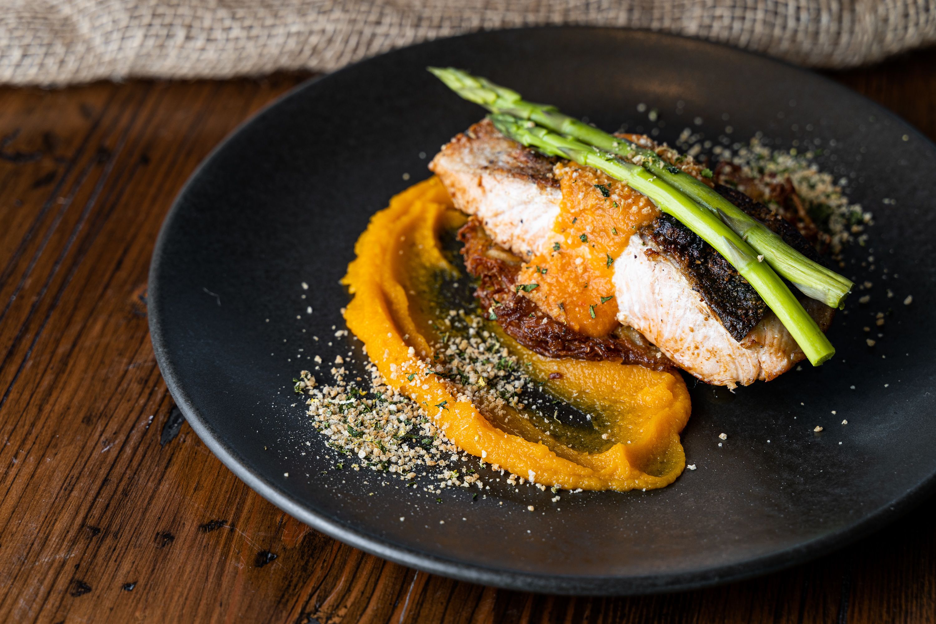 供应早餐、午餐和晚餐，室外就餐