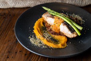 حيث تُقدم وجبات الإفطار، الغداء، العشاء، تناول الطعام في الهواء الطلق