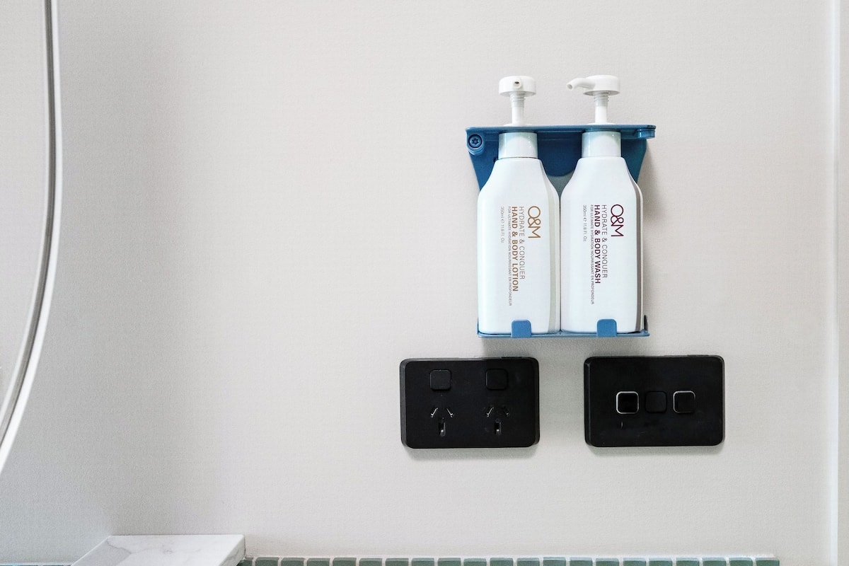 pub room - noise affected | bathroom | free toiletries, hair dryer, towels, soap