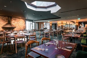 Breakfast, lunch, dinner served; al fresco dining  - Marion Hotel (Mitchell Park)