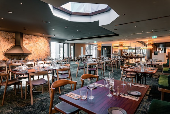 Breakfast, lunch, dinner served; alfresco dining