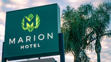 Placa do Hotel Marion com logotipo e nome.