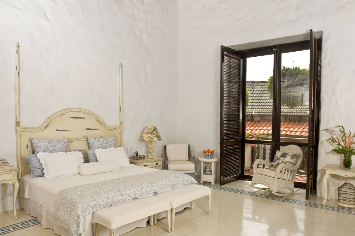 grand suite, 1 king bed, city view | 1 bedroom, premium bedding, down duvets, minibar