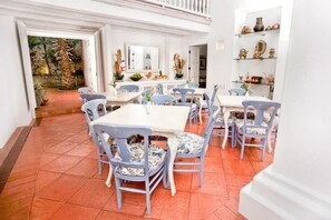 Breakfast, lunch, dinner served; Caribbean cuisine  - Casa Quero Hotel Boutique (Cartagena)